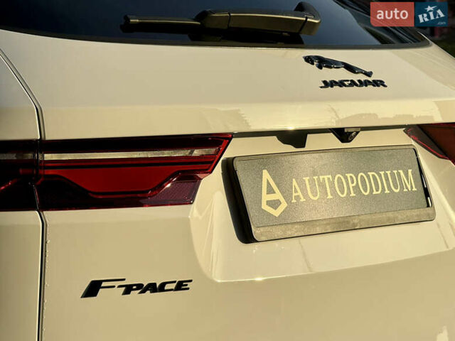 Белый Ягуар Ф-Пейс, объемом двигателя 2 л и пробегом 15 тыс. км за 44500 $, фото 5 на Automoto.ua