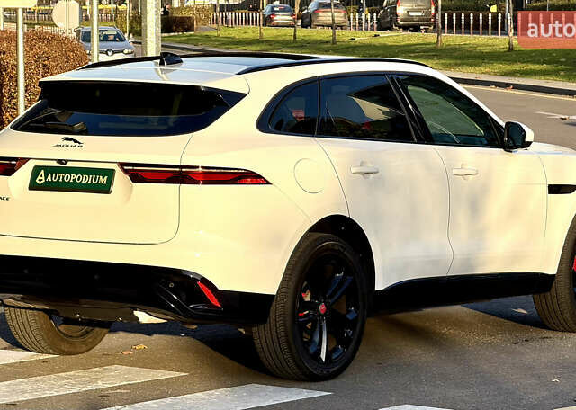 Белый Ягуар Ф-Пейс, объемом двигателя 2 л и пробегом 15 тыс. км за 44500 $, фото 11 на Automoto.ua