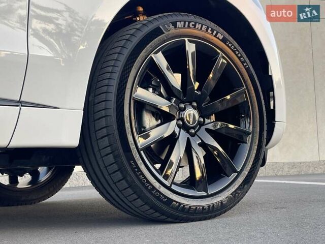 Белый Ягуар Ф-Пейс, объемом двигателя 2 л и пробегом 38 тыс. км за 45500 $, фото 5 на Automoto.ua