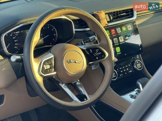Белый Ягуар Ф-Пейс, объемом двигателя 2 л и пробегом 38 тыс. км за 45500 $, фото 11 на Automoto.ua