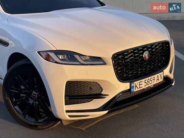 Белый Ягуар Ф-Пейс, объемом двигателя 2 л и пробегом 38 тыс. км за 45500 $, фото 4 на Automoto.ua