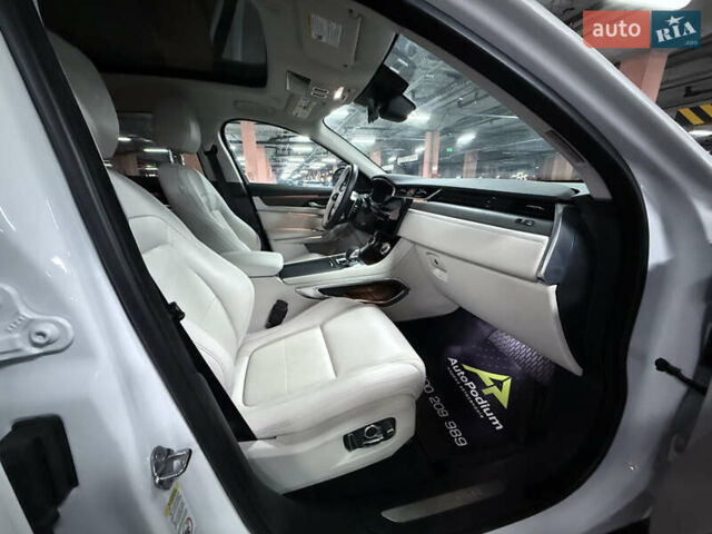 Білий Ягуар Ф-Пейс, об'ємом двигуна 2 л та пробігом 15 тис. км за 45000 $, фото 20 на Automoto.ua