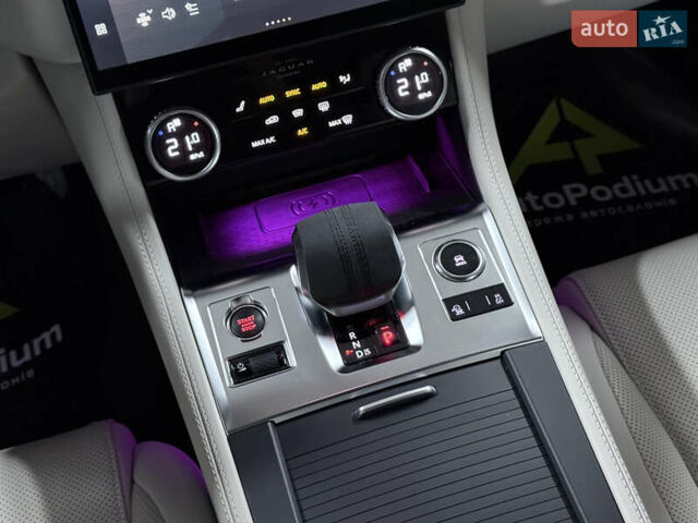 Білий Ягуар Ф-Пейс, об'ємом двигуна 2 л та пробігом 15 тис. км за 45000 $, фото 12 на Automoto.ua