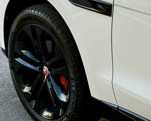 Белый Ягуар Ф-Пейс, объемом двигателя 2 л и пробегом 15 тыс. км за 44500 $, фото 4 на Automoto.ua