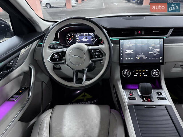 Білий Ягуар Ф-Пейс, об'ємом двигуна 2 л та пробігом 15 тис. км за 45000 $, фото 19 на Automoto.ua