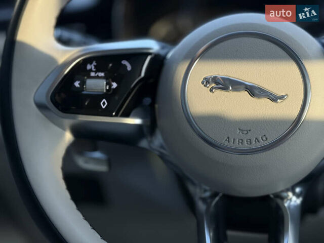 Белый Ягуар Ф-Пейс, объемом двигателя 2 л и пробегом 15 тыс. км за 44500 $, фото 13 на Automoto.ua