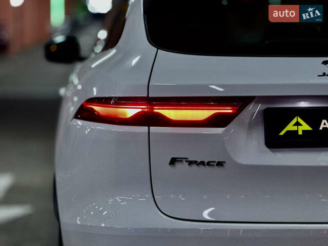Білий Ягуар Ф-Пейс, об'ємом двигуна 2 л та пробігом 15 тис. км за 45000 $, фото 4 на Automoto.ua