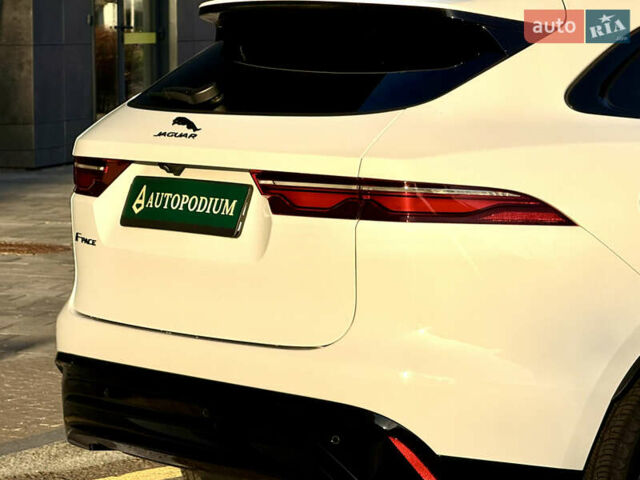 Белый Ягуар Ф-Пейс, объемом двигателя 2 л и пробегом 15 тыс. км за 44500 $, фото 6 на Automoto.ua
