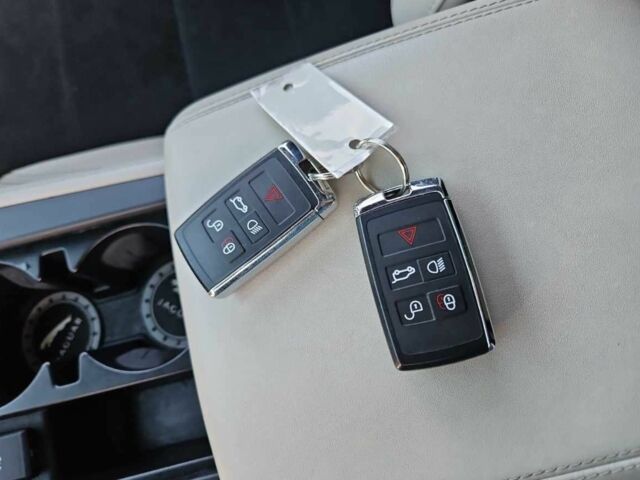 Белый Ягуар Ф-Пейс, объемом двигателя 0 л и пробегом 34 тыс. км за 39500 $, фото 15 на Automoto.ua