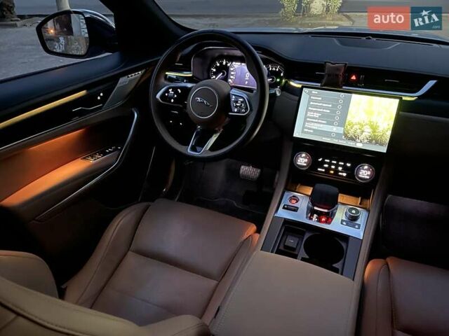 Белый Ягуар Ф-Пейс, объемом двигателя 2 л и пробегом 38 тыс. км за 45500 $, фото 17 на Automoto.ua