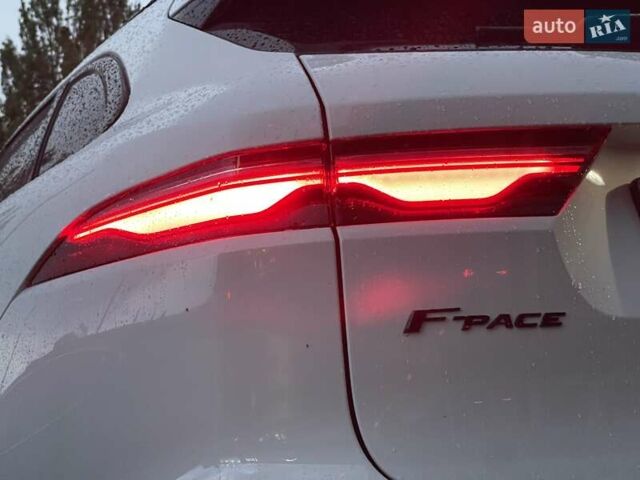 Белый Ягуар Ф-Пейс, объемом двигателя 2 л и пробегом 38 тыс. км за 45500 $, фото 28 на Automoto.ua