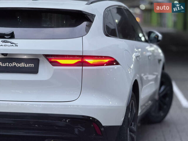 Білий Ягуар Ф-Пейс, об'ємом двигуна 2 л та пробігом 15 тис. км за 45000 $, фото 2 на Automoto.ua