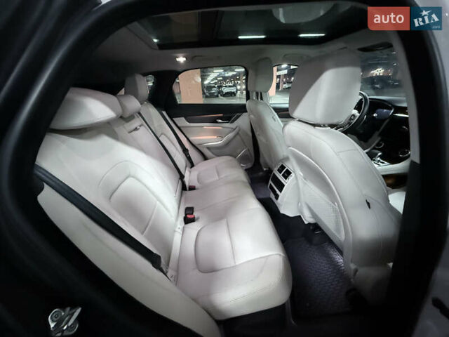 Білий Ягуар Ф-Пейс, об'ємом двигуна 2 л та пробігом 15 тис. км за 45000 $, фото 17 на Automoto.ua