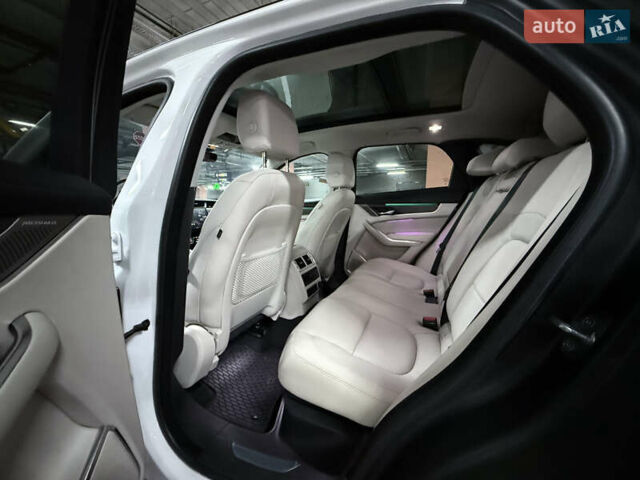 Білий Ягуар Ф-Пейс, об'ємом двигуна 2 л та пробігом 15 тис. км за 45000 $, фото 23 на Automoto.ua