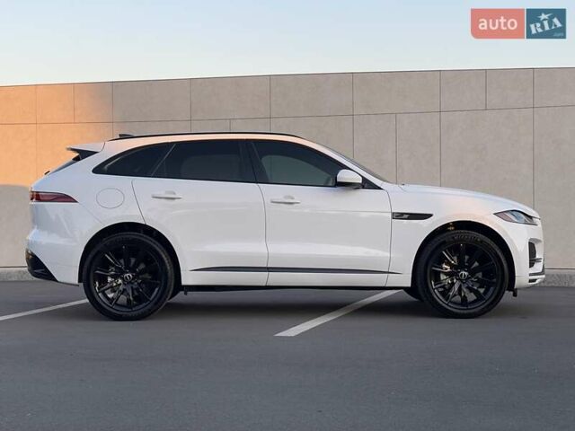 Белый Ягуар Ф-Пейс, объемом двигателя 2 л и пробегом 38 тыс. км за 45500 $, фото 2 на Automoto.ua