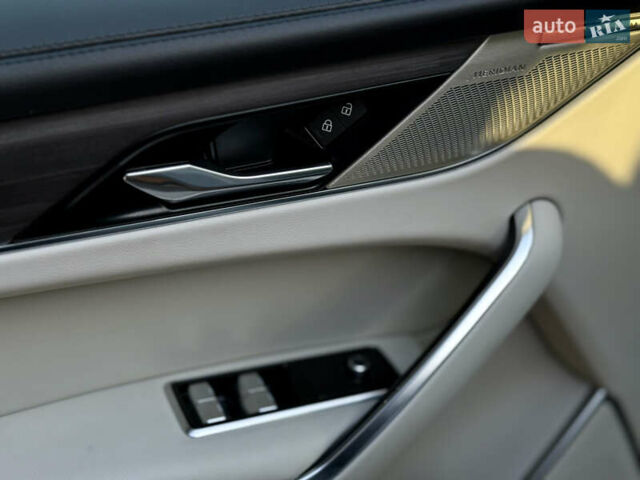 Белый Ягуар Ф-Пейс, объемом двигателя 2 л и пробегом 15 тыс. км за 44500 $, фото 17 на Automoto.ua