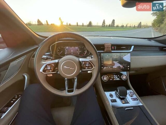 Белый Ягуар Ф-Пейс, объемом двигателя 2 л и пробегом 38 тыс. км за 45500 $, фото 9 на Automoto.ua