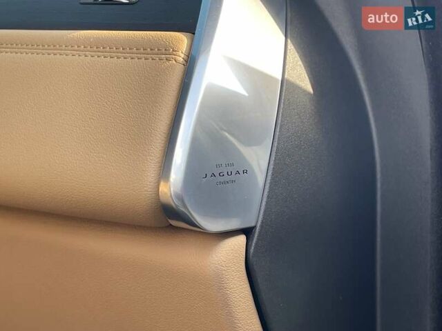 Белый Ягуар Ф-Пейс, объемом двигателя 2 л и пробегом 38 тыс. км за 45500 $, фото 27 на Automoto.ua