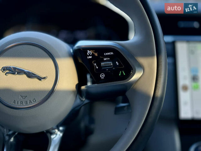 Белый Ягуар Ф-Пейс, объемом двигателя 2 л и пробегом 15 тыс. км за 44500 $, фото 15 на Automoto.ua