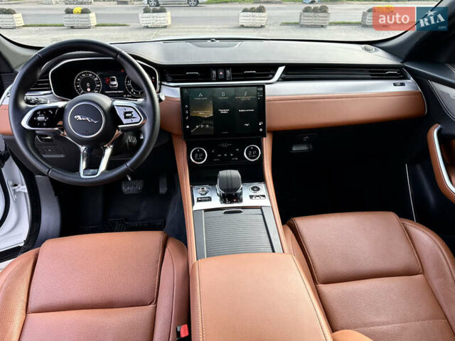 Белый Ягуар Ф-Пейс, объемом двигателя 2 л и пробегом 49 тыс. км за 47000 $, фото 16 на Automoto.ua