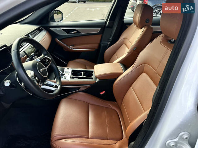 Белый Ягуар Ф-Пейс, объемом двигателя 2 л и пробегом 49 тыс. км за 47000 $, фото 9 на Automoto.ua