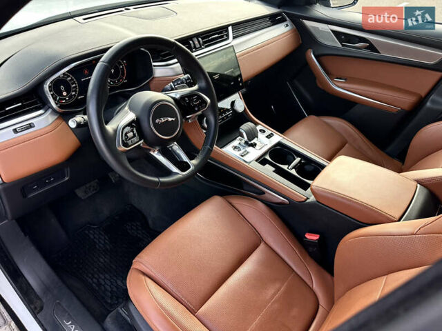 Белый Ягуар Ф-Пейс, объемом двигателя 2 л и пробегом 49 тыс. км за 47000 $, фото 8 на Automoto.ua