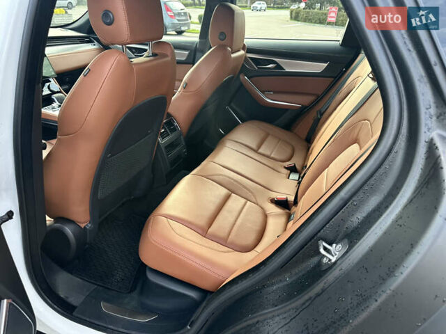 Белый Ягуар Ф-Пейс, объемом двигателя 2 л и пробегом 49 тыс. км за 47000 $, фото 13 на Automoto.ua