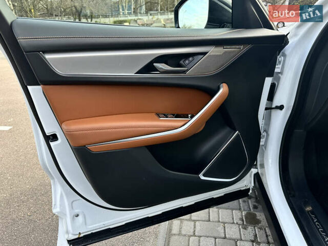 Белый Ягуар Ф-Пейс, объемом двигателя 2 л и пробегом 49 тыс. км за 47000 $, фото 7 на Automoto.ua