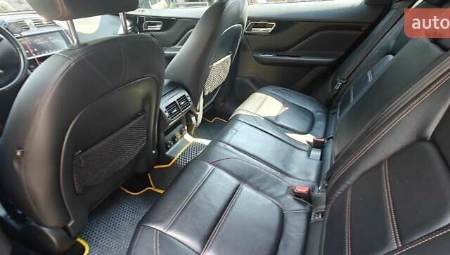 Бежевий Ягуар Ф-Пейс, об'ємом двигуна 2 л та пробігом 146 тис. км за 24900 $, фото 26 на Automoto.ua