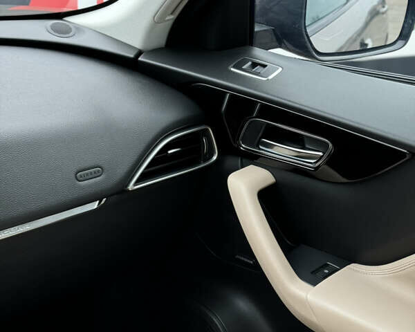 Бежевий Ягуар Ф-Пейс, об'ємом двигуна 2 л та пробігом 91 тис. км за 21900 $, фото 7 на Automoto.ua