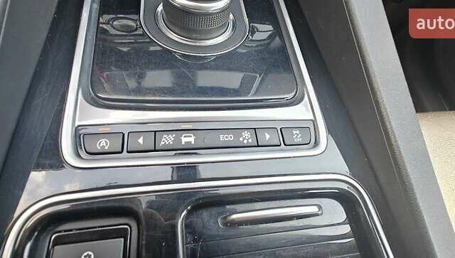 Бежевий Ягуар Ф-Пейс, об'ємом двигуна 2 л та пробігом 146 тис. км за 24900 $, фото 34 на Automoto.ua