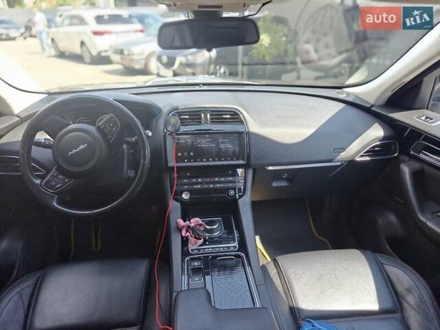 Бежевий Ягуар Ф-Пейс, об'ємом двигуна 2 л та пробігом 146 тис. км за 24900 $, фото 36 на Automoto.ua