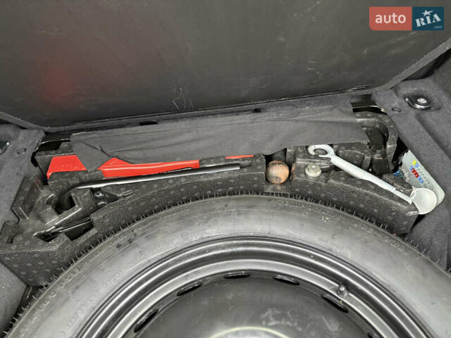 Черный Ягуар Ф-Пейс, объемом двигателя 2 л и пробегом 220 тыс. км за 22200 $, фото 52 на Automoto.ua