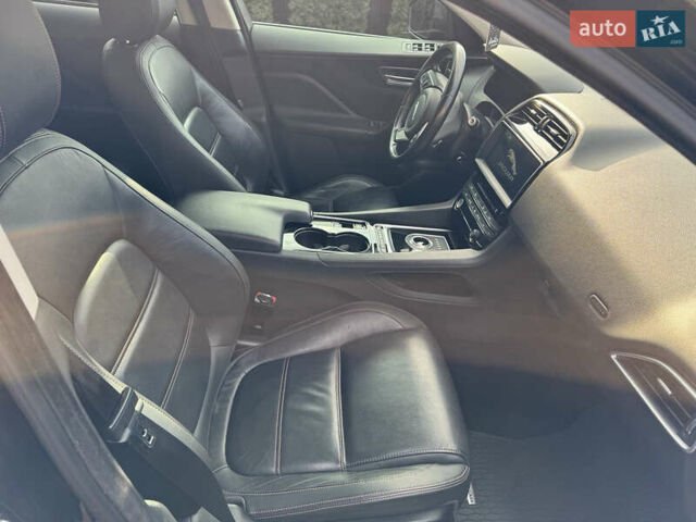Черный Ягуар Ф-Пейс, объемом двигателя 2 л и пробегом 173 тыс. км за 22000 $, фото 12 на Automoto.ua