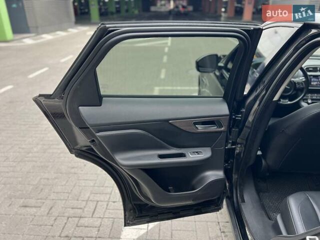 Черный Ягуар Ф-Пейс, объемом двигателя 2 л и пробегом 147 тыс. км за 19850 $, фото 31 на Automoto.ua