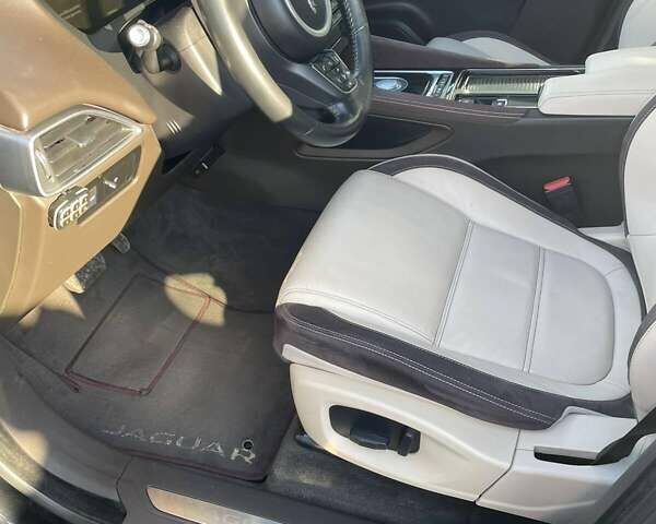 Чорний Ягуар Ф-Пейс, об'ємом двигуна 2 л та пробігом 100 тис. км за 25500 $, фото 3 на Automoto.ua