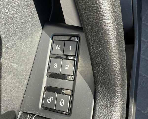 Черный Ягуар Ф-Пейс, объемом двигателя 2.99 л и пробегом 200 тыс. км за 27500 $, фото 32 на Automoto.ua