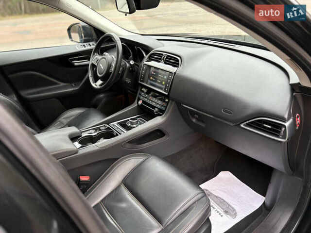 Черный Ягуар Ф-Пейс, объемом двигателя 2 л и пробегом 220 тыс. км за 22200 $, фото 38 на Automoto.ua