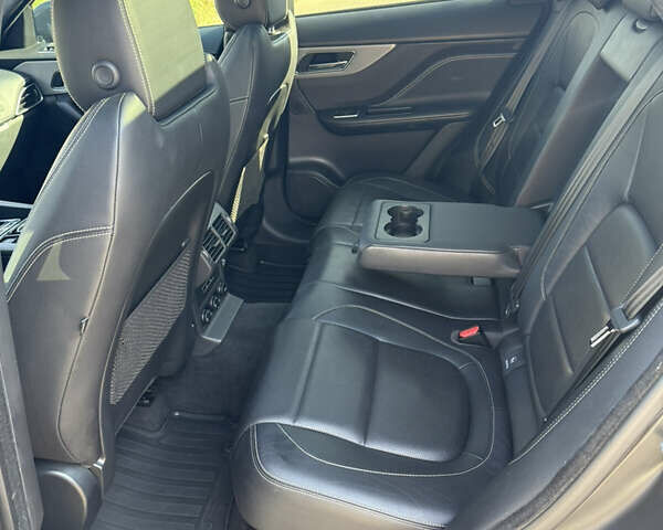 Черный Ягуар Ф-Пейс, объемом двигателя 2.99 л и пробегом 200 тыс. км за 27500 $, фото 43 на Automoto.ua