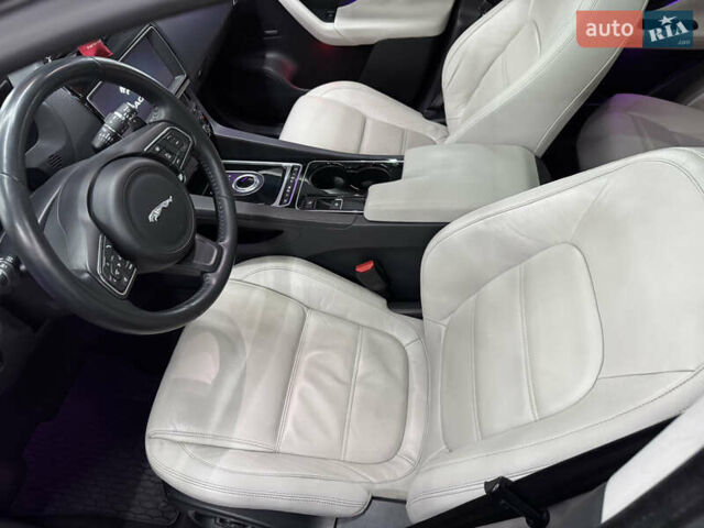 Чорний Ягуар Ф-Пейс, об'ємом двигуна 2.96 л та пробігом 141 тис. км за 22000 $, фото 17 на Automoto.ua