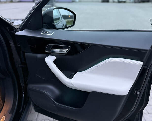 Черный Ягуар Ф-Пейс, объемом двигателя 2 л и пробегом 237 тыс. км за 17950 $, фото 38 на Automoto.ua