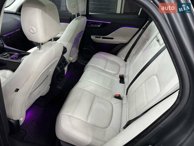 Чорний Ягуар Ф-Пейс, об'ємом двигуна 2.96 л та пробігом 141 тис. км за 22000 $, фото 14 на Automoto.ua