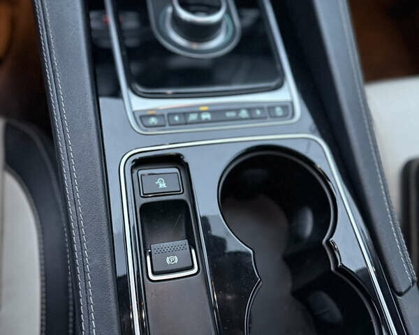 Черный Ягуар Ф-Пейс, объемом двигателя 2 л и пробегом 237 тыс. км за 17950 $, фото 19 на Automoto.ua