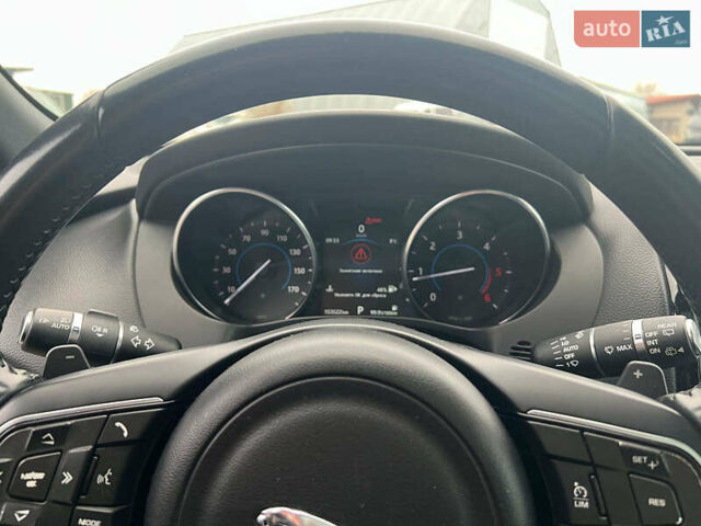 Чорний Ягуар Ф-Пейс, об'ємом двигуна 2 л та пробігом 153 тис. км за 24290 $, фото 18 на Automoto.ua