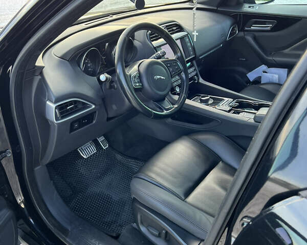 Черный Ягуар Ф-Пейс, объемом двигателя 2 л и пробегом 168 тыс. км за 22500 $, фото 17 на Automoto.ua