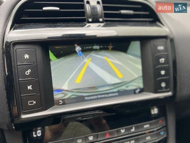 Черный Ягуар Ф-Пейс, объемом двигателя 2 л и пробегом 147 тыс. км за 19850 $, фото 26 на Automoto.ua