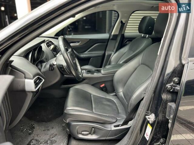 Черный Ягуар Ф-Пейс, объемом двигателя 2 л и пробегом 147 тыс. км за 19850 $, фото 18 на Automoto.ua
