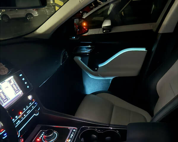 Черный Ягуар Ф-Пейс, объемом двигателя 2 л и пробегом 237 тыс. км за 17950 $, фото 42 на Automoto.ua