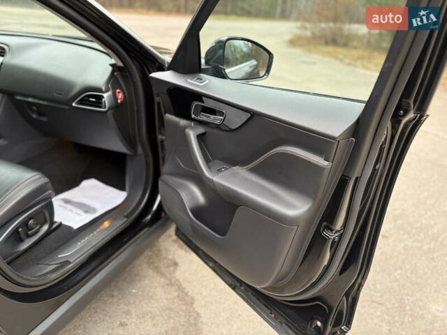 Черный Ягуар Ф-Пейс, объемом двигателя 2 л и пробегом 220 тыс. км за 22200 $, фото 39 на Automoto.ua