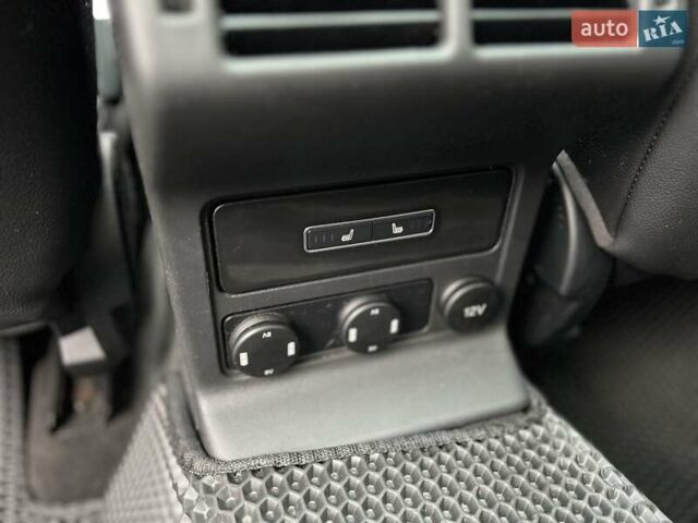 Черный Ягуар Ф-Пейс, объемом двигателя 2 л и пробегом 147 тыс. км за 19850 $, фото 34 на Automoto.ua